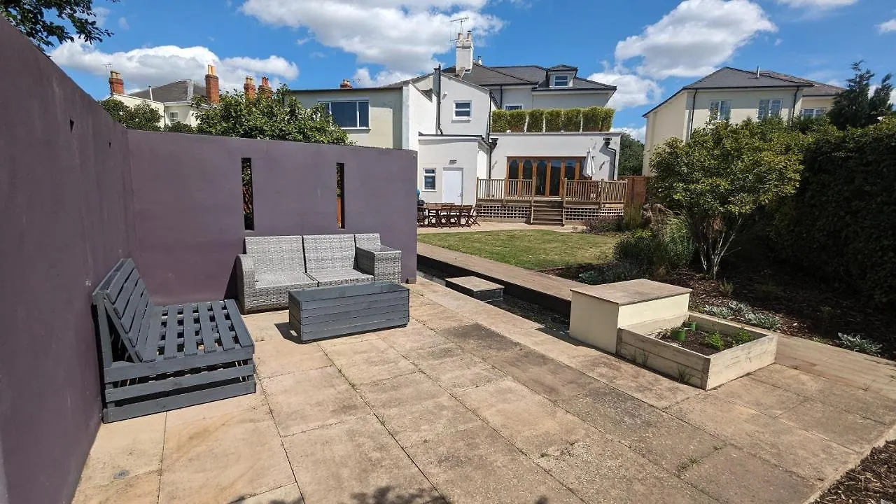 Cheltenham Large House With Gym, Bar & Hot Tub Golden Valley 0*,