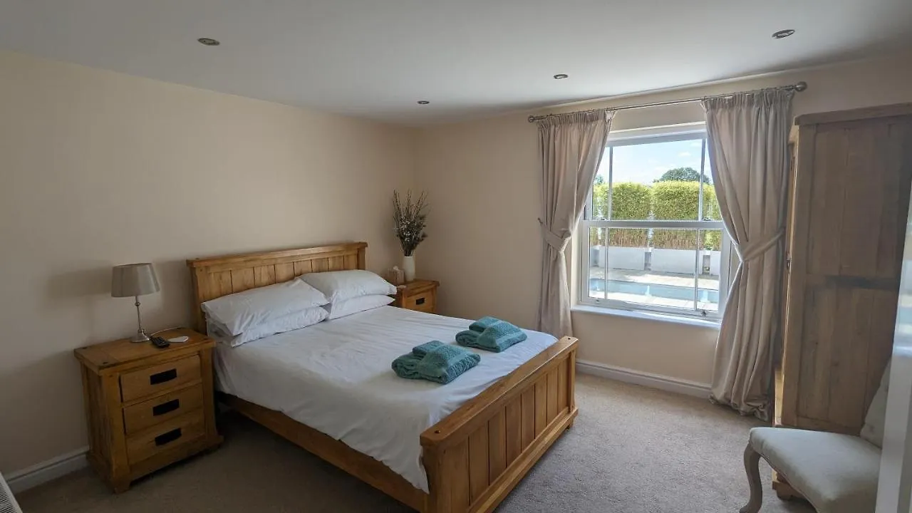 Cheltenham Large House With Gym, Bar & Hot Tub Golden Valley Villa