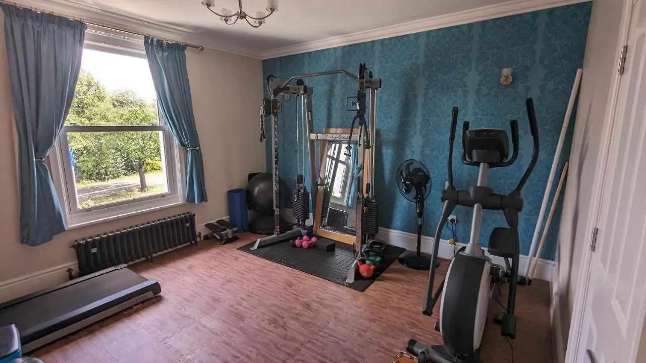 Cheltenham Large House With Gym, Bar & Hot Tub Golden Valley 0*,