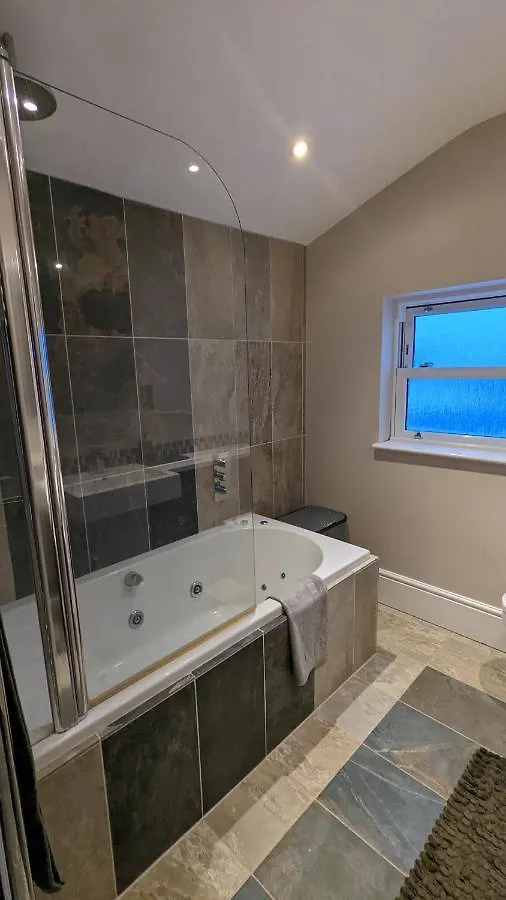 Cheltenham Large House With Gym, Bar & Hot Tub Golden Valley Villa