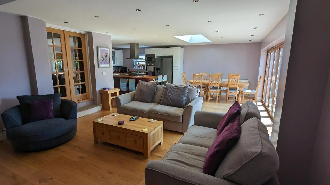 Cheltenham Large House With Gym, Bar & Hot Tub Golden Valley Villa
