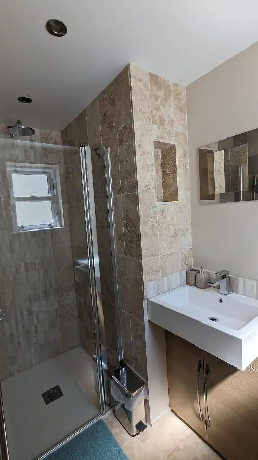 Cheltenham Large House With Gym, Bar & Hot Tub Golden Valley 0*,  United Kingdom