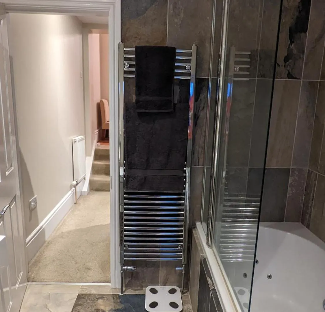 Cheltenham Large House With Gym, Bar & Hot Tub Golden Valley