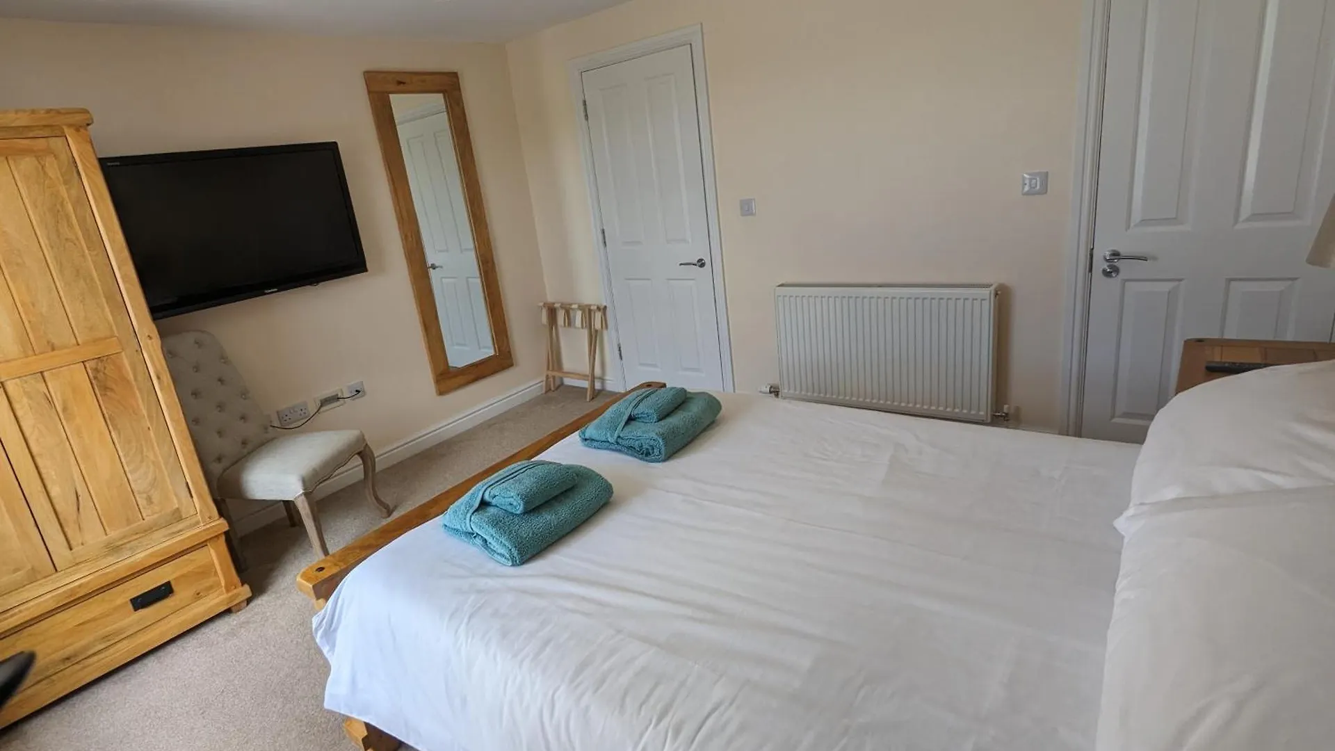 Cheltenham Large House With Gym, Bar & Hot Tub Golden Valley 0*,  United Kingdom