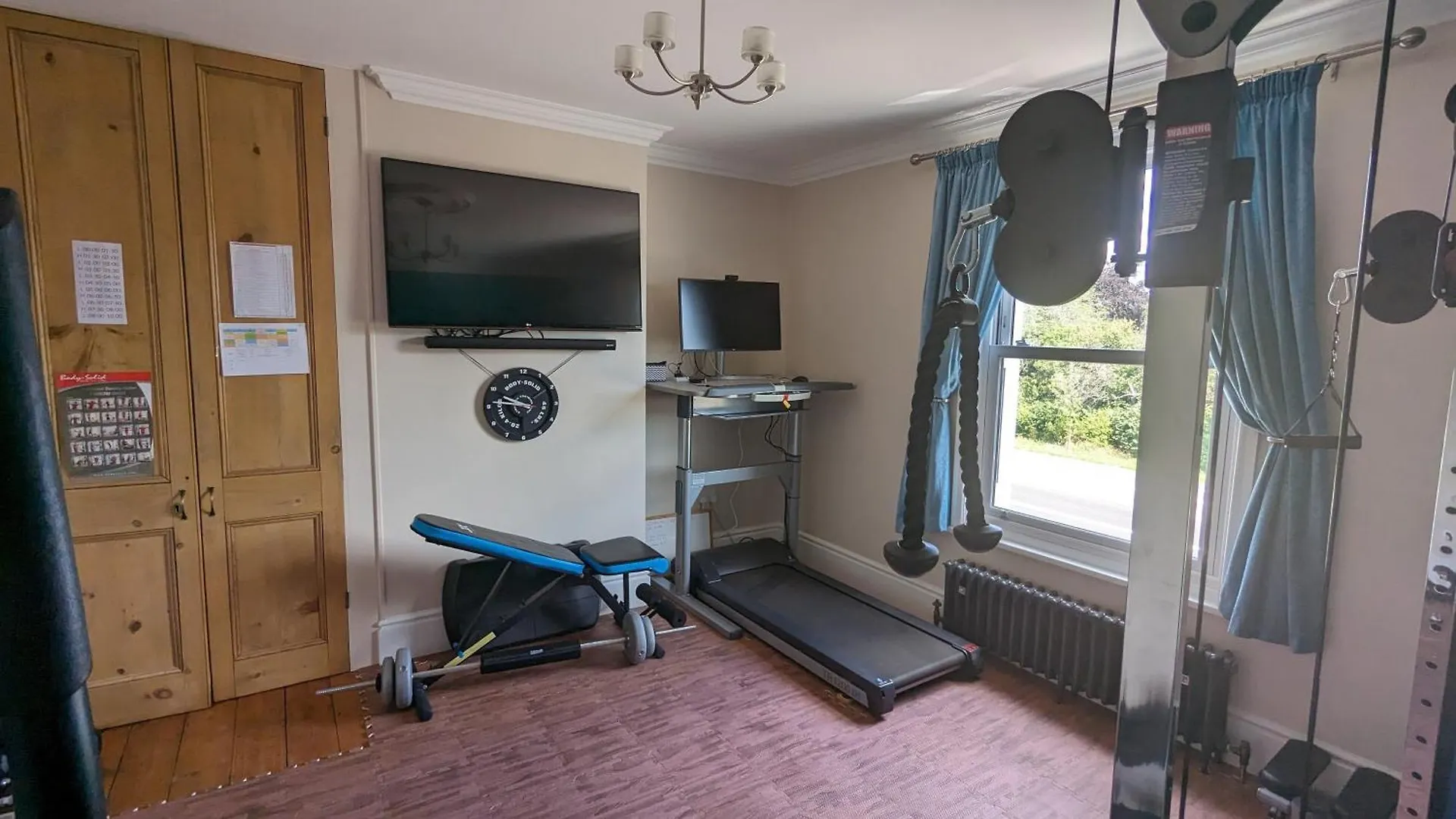 Cheltenham Large House With Gym, Bar & Hot Tub Golden Valley