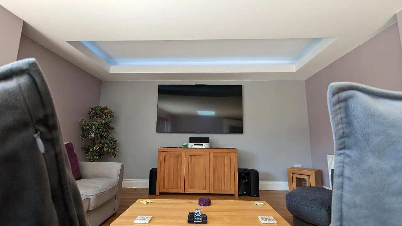 Cheltenham Large House With Gym, Bar & Hot Tub Golden Valley