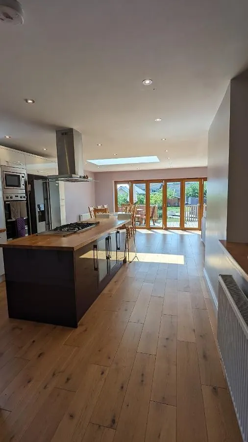 Cheltenham Large House With Gym, Bar & Hot Tub Golden Valley
