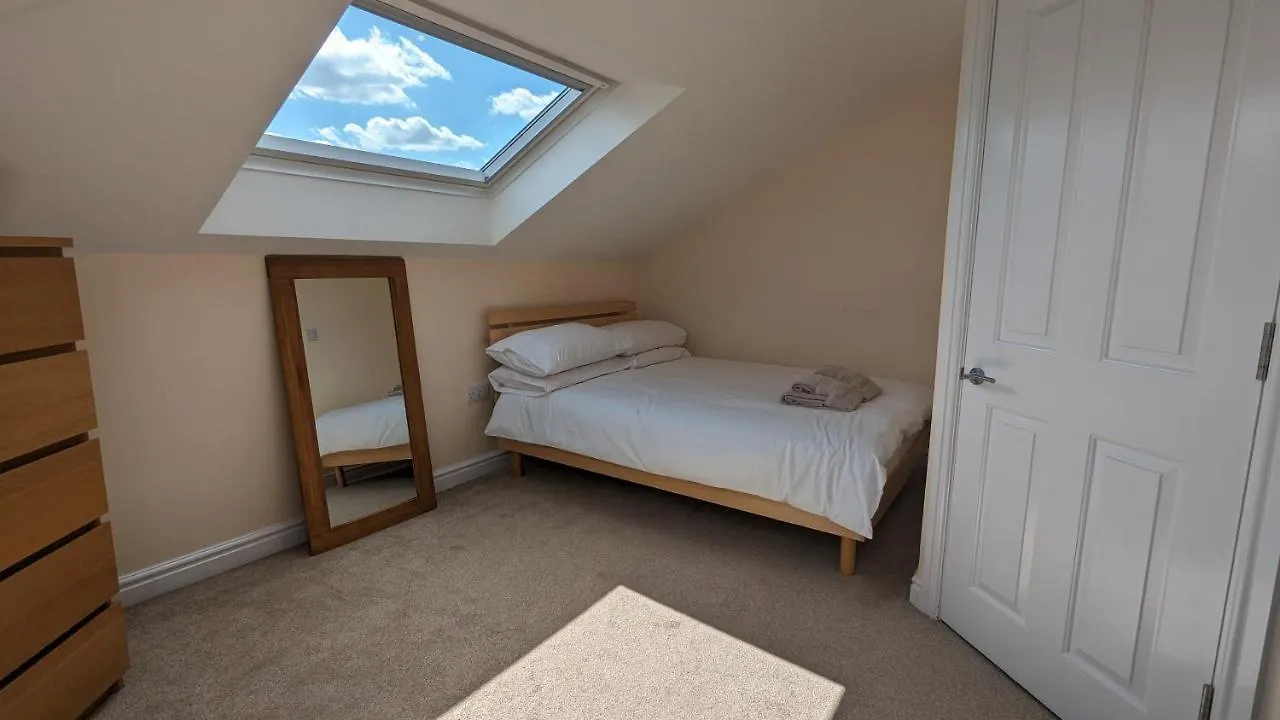 Cheltenham Large House With Gym, Bar & Hot Tub Golden Valley 0*,  United Kingdom