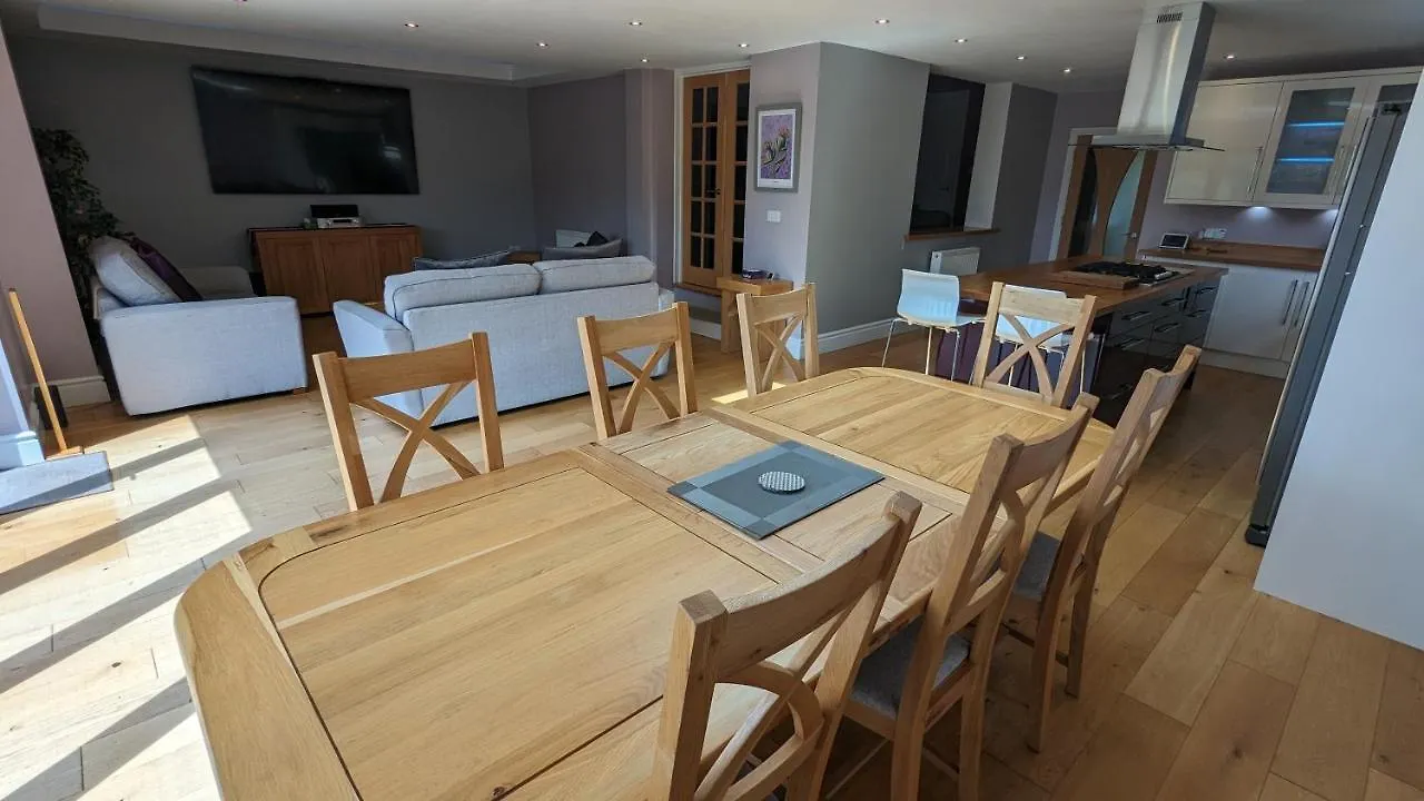 Cheltenham Large House With Gym, Bar & Hot Tub Golden Valley
