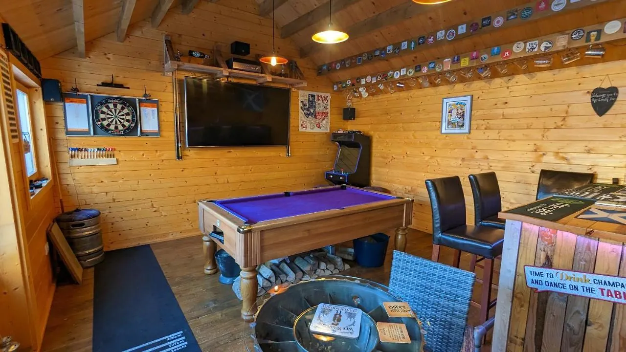 Cheltenham Large House With Gym, Bar & Hot Tub Golden Valley United Kingdom
