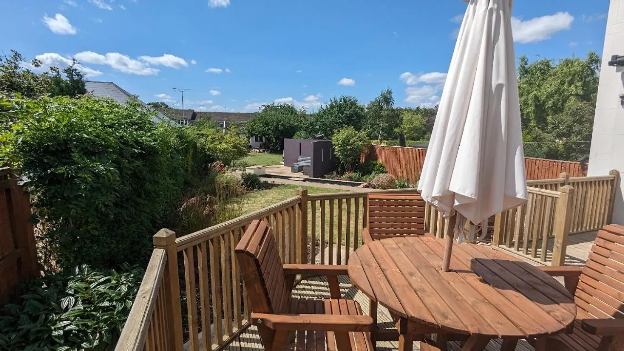 Cheltenham Large House With Gym, Bar & Hot Tub Golden Valley