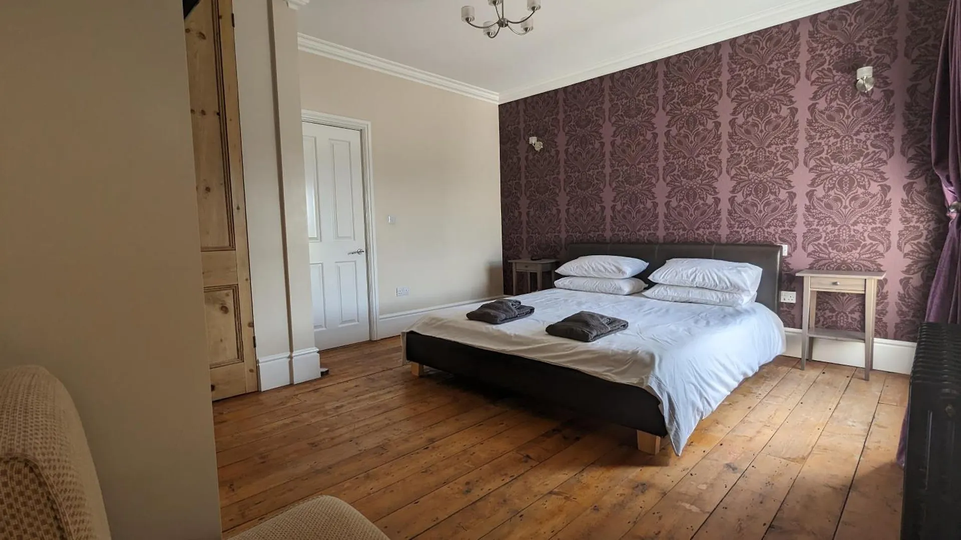 Cheltenham Large House With Gym, Bar & Hot Tub Golden Valley